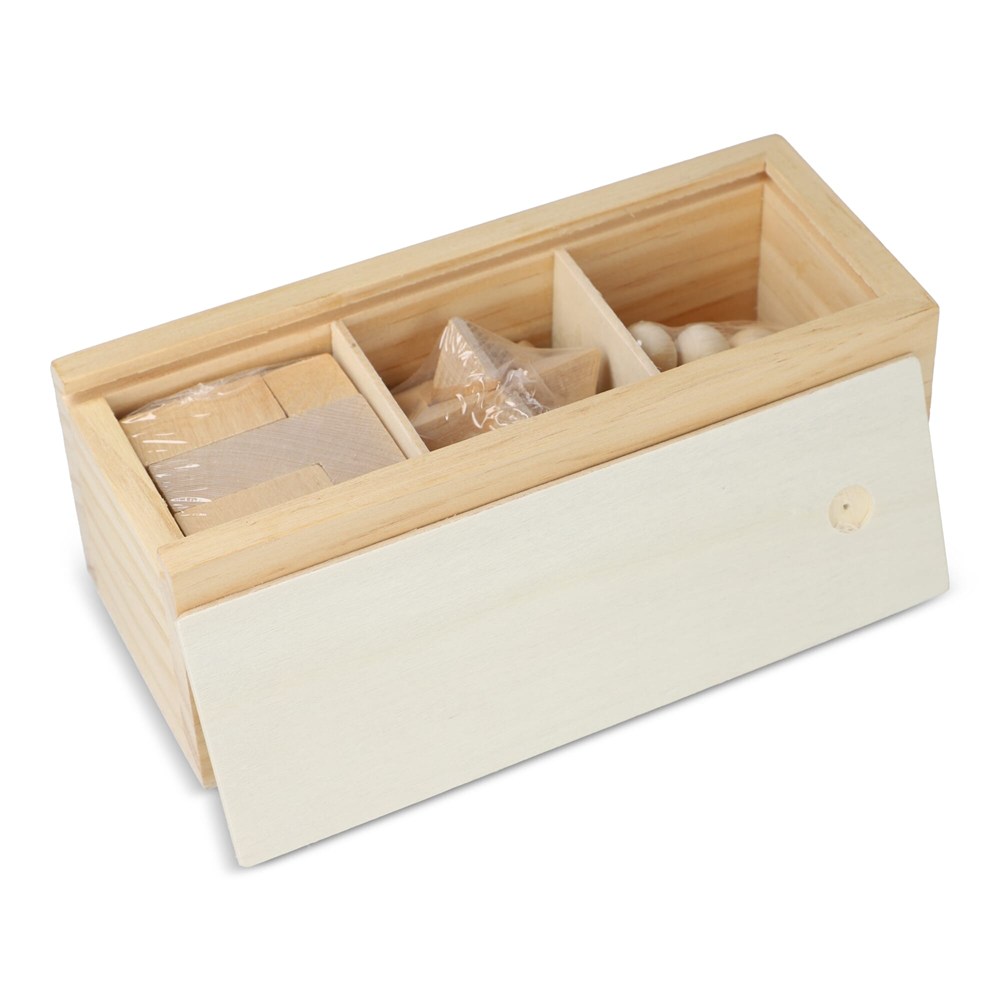 Dieses nachhaltige Set enthält drei spannende Denkspiele: ein Sternenpuzzle, ein Pyramidenpuzzle und ein 3D-Würfelpuzzle, die alle aus FSC-Holz gefertigt sind. Sie sind in einer FSC-Holzbox 