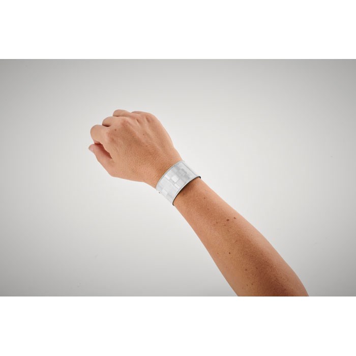 ENROLLO + - Reflektierendes Snap Armband mit karierter Oberflache und silberner oder gelber Reflexfolie (CE EN17353).